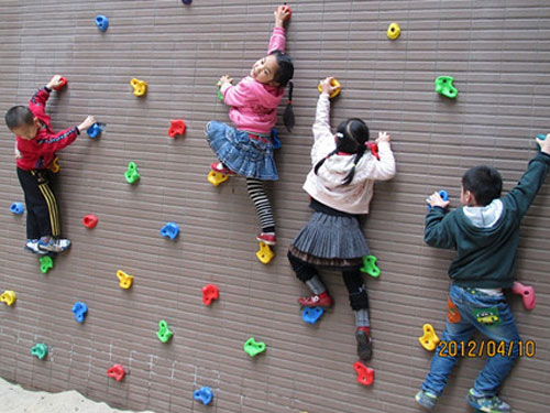 儿童攀岩墙